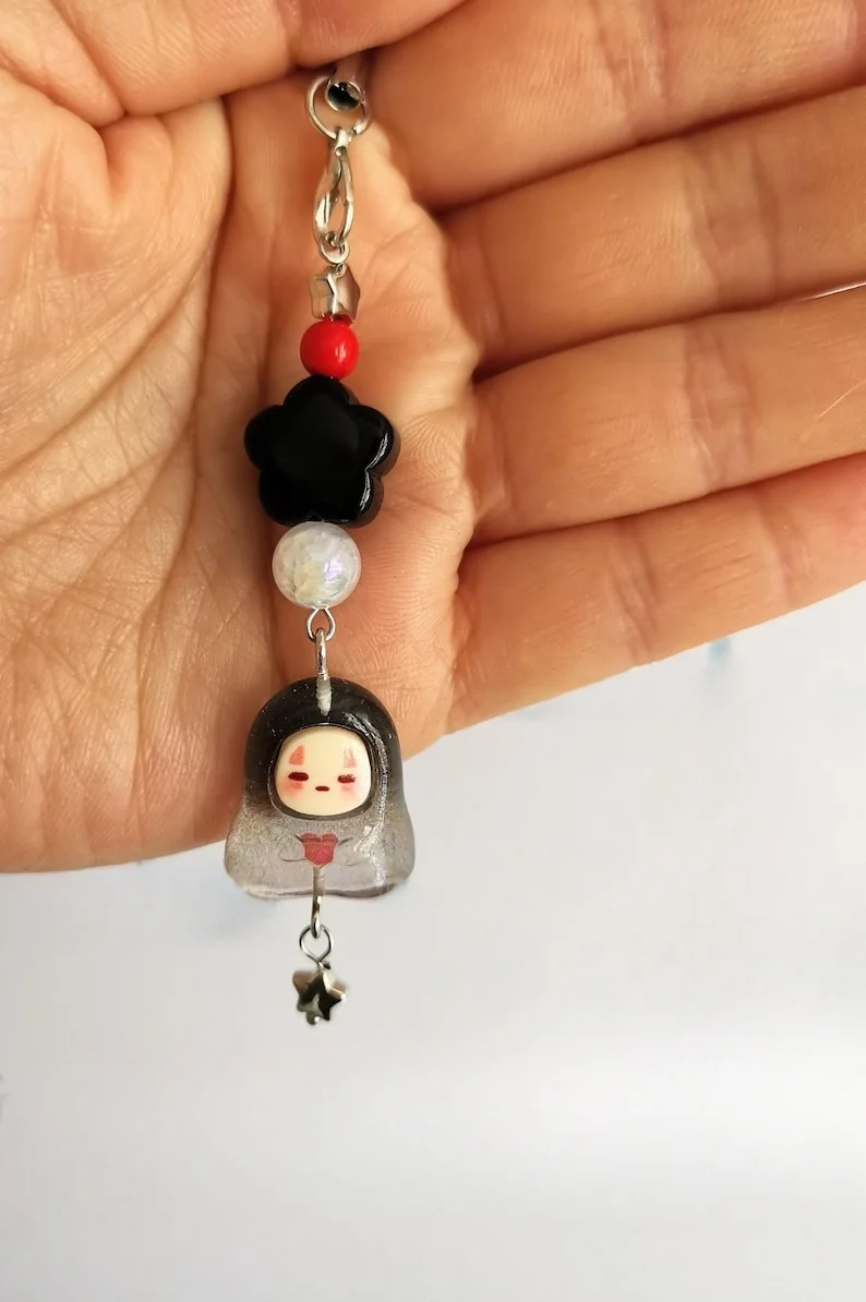 breloque de téléphone kaonashi kawaii no face, charme de téléphone anime, charme de téléphone inspiré de studio ghibli, breloque en résine breloque de téléphone kaonashi kawaii no face, charme de téléphone anime, charme de téléphone inspiré de studio ghibli, breloque en résine