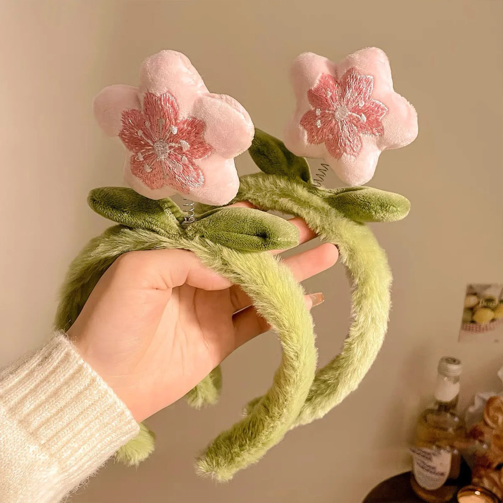 mignon bandeau floral rose en peluche avec feuilles vertes pour femmes filles couronne de fleurs mignon bandeau floral pour le lavage du visage cerceau de cheveux mignon bandeau floral rose en peluche avec feuilles vertes pour femmes filles couronne de fleurs mignon bandeau floral pour le lavage du visage cerceau de cheveux