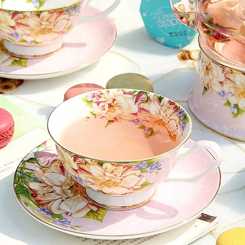 service à café européen 15 pièces, théière à fleurs en céramique, tasse en porcelaine à la mode et porcelaine domestique service à café européen 15 pièces, théière à fleurs en céramique, tasse en porcelaine à la mode et porcelaine domestique