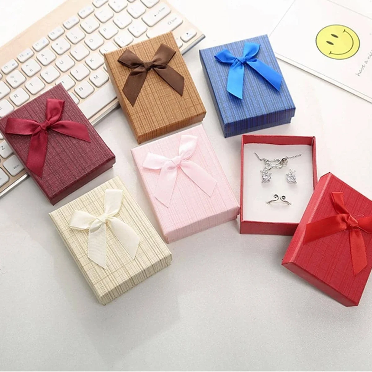 Boîte-cadeau de bijoux pour femmes, 1 pièce, motif à carreaux, décor d’arc, pour emballage de bijoux Boîte-cadeau de bijoux pour femmes, 1 pièce, motif à carreaux, décor d’arc, pour emballage de bijoux