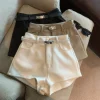 mode coréenne femmes noir blanc élégant sexy mini shorts kaki automne taille haute vacances pantalons courts dames 2025 streetwear