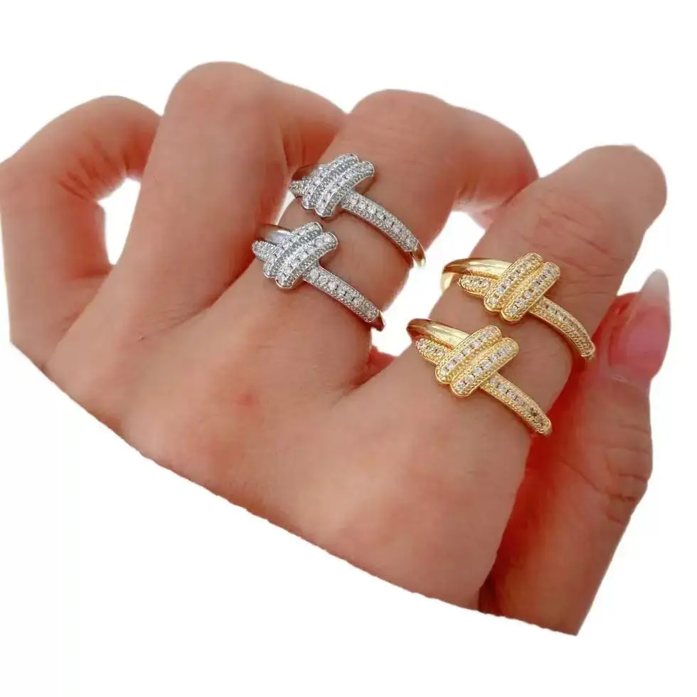 bracelet de mode européenne et américaine micro incrusté zircon double couche enveloppé personnalité petit bracelet torsion noué bracelet bracelet de mode européenne et américaine micro incrusté zircon double couche enveloppé personnalité petit bracelet torsion noué bracelet