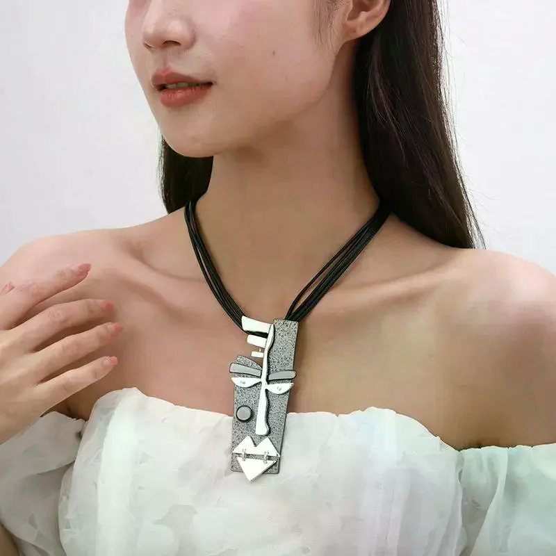 collier court noir avec pendentif masque vintage, bijoux de déclaration gothiques ; collier court noir avec pendentif masque vintage, bijoux de déclaration gothiques ;