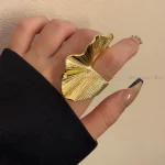 Bague feuille de Ginkgo pour femmes et hommes, tendance classique en métal plissé, personnalité feuille en forme d’éventail, bijoux de fête Punk Bague feuille de Ginkgo pour femmes et hommes, tendance classique en métal plissé, personnalité feuille en forme d’éventail, bijoux de fête Punk