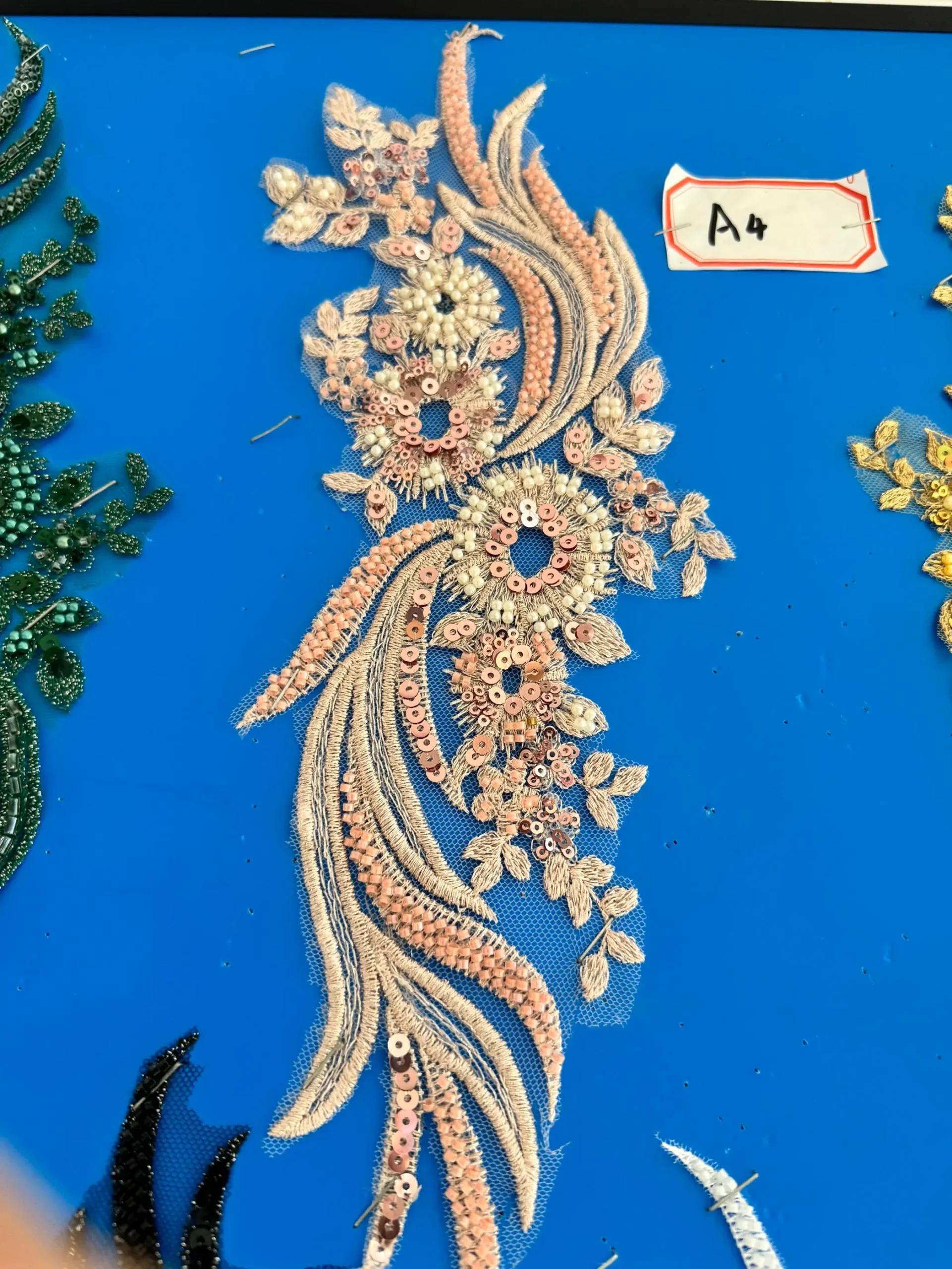 une paire de foulards en diamant faits à la main, matériel de perles pour robe de soirée, tissu de cou, paillettes perlées, décoration de vêtements appliqués une paire de foulards en diamant faits à la main, matériel de perles pour robe de soirée, tissu de cou, paillettes perlées, décoration de vêtements appliqués