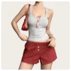 culotte carrée fine à carreaux rouges et verts pour femmes, portée sous un pantalon à jambes larges, style de rue américain
