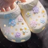 Breloques de chaussures en fleurs de cerisier, breloques de styliste, chaussures mignonnes de décoration, accessoires de fête, sabots, cadeaux pour enfants, garçons, femmes et filles