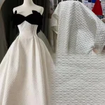 Ce tissu en satin jacquard blanc en relief est une veste à carreaux rétro créative tridimensionnelle, une jupe, un sac de bricolage, un tissu de créateur