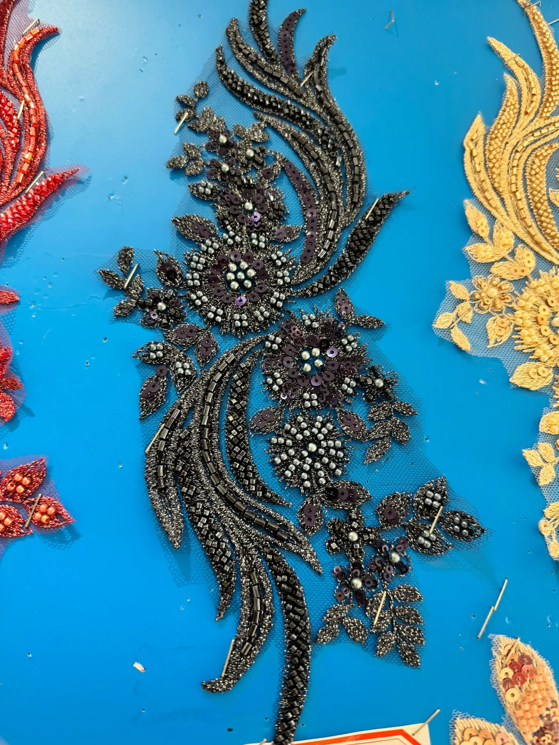 Une paire de foulards en diamant faits à la main, matériel de perles pour robe de soirée, tissu de cou, paillettes perlées, décoration de vêtements appliqués Une paire de foulards en diamant faits à la main, matériel de perles pour robe de soirée, tissu de cou, paillettes perlées, décoration de vêtements appliqués