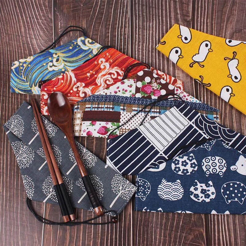sac à couverts portable, impression japonaise, cliquets réutilisables, paille, baguettes, poudres de couverts, proximité, sac à coutellerie, cuillère, fourchette sac à couverts portable, impression japonaise, cliquets réutilisables, paille, baguettes, poudres de couverts, proximité, sac à coutellerie, cuillère, fourchette