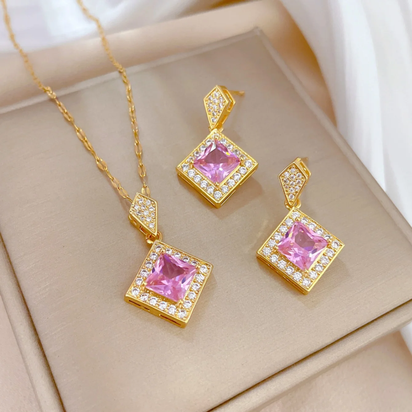 ensemble de bijoux carrés géométriques exquis | ensemble collier et boucles d'oreilles | accessoire de mariée de mode | cadeau de charme romantique pour dames ensemble de bijoux carrés géométriques exquis | ensemble collier et boucles d'oreilles | accessoire de mariée de mode | cadeau de charme romantique pour dames