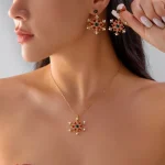 Ensemble de bijoux de noël en alliage de Zinc, pendentif en strass, boucles d&rsquo;oreilles pendantes, collier flocon de neige coloré, quotidien