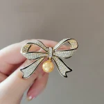 Broche élégante avec nœud en perles pour femmes, corsage de luxe haut de gamme, épingle de cardigan anti-éblouissement pour un usage quotidien