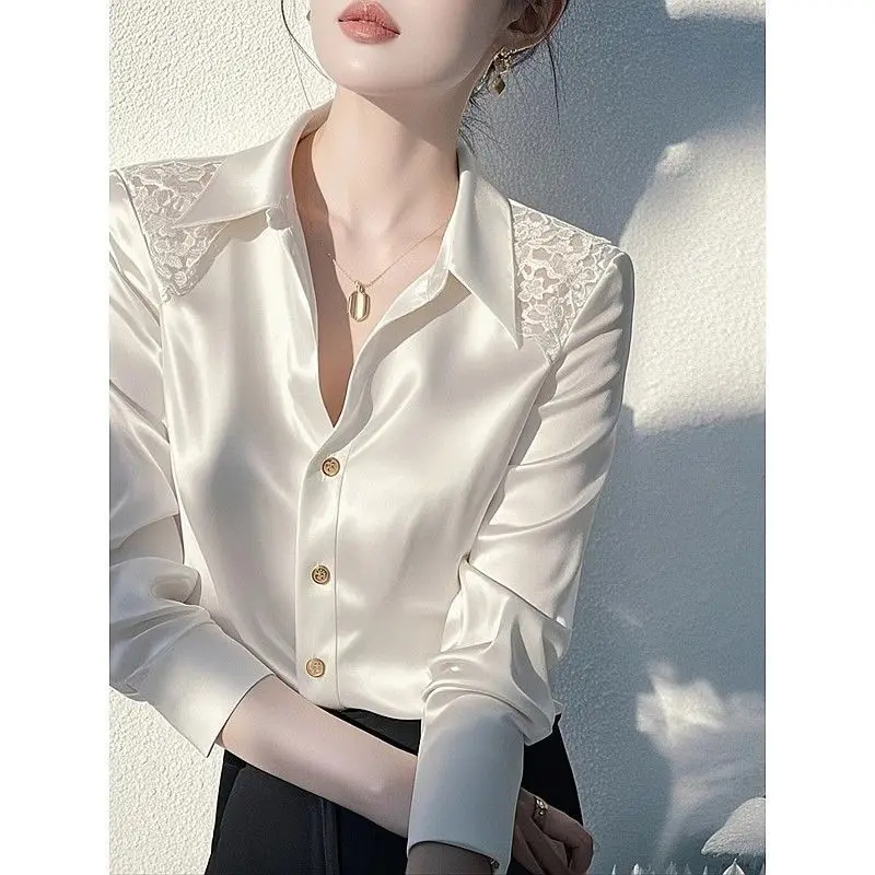 chemise blanche avec sens du luxe, jeuneesse, tempérament élégant, adaptée comme couche de base pour porter à l'intérieur chemise blanche avec sens du luxe, jeuneesse, tempérament élégant, adaptée comme couche de base pour porter à l'intérieur