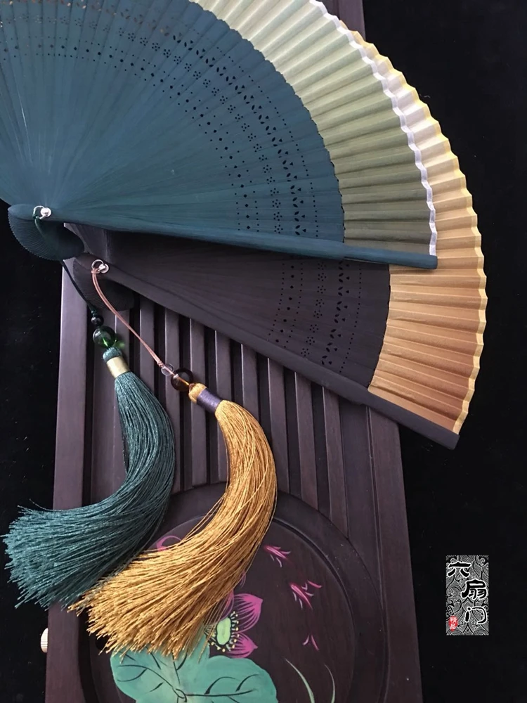 Éventail pliant de style japonais edo, kimono féminin, véritable petite fleur sculptée, nickel é, blanc, doré Éventail pliant de style japonais edo, kimono féminin, véritable petite fleur sculptée, nickel é, blanc, doré