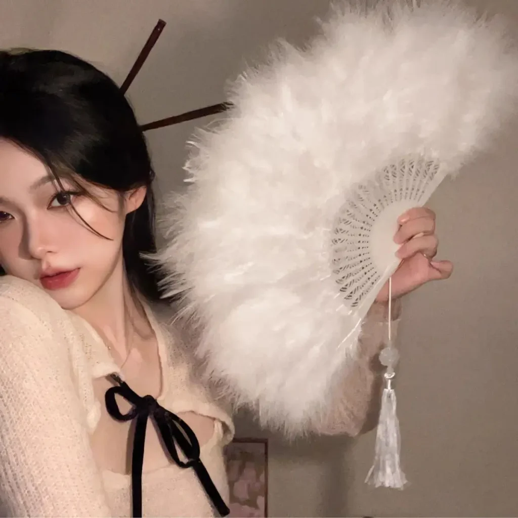 Éventail pliant en plumes Lolita, éventail de danse de cour pour fille féerique douce, éventail à main de mariée, décoration de fête, cadeau, éventail en plumes gothiques foncées