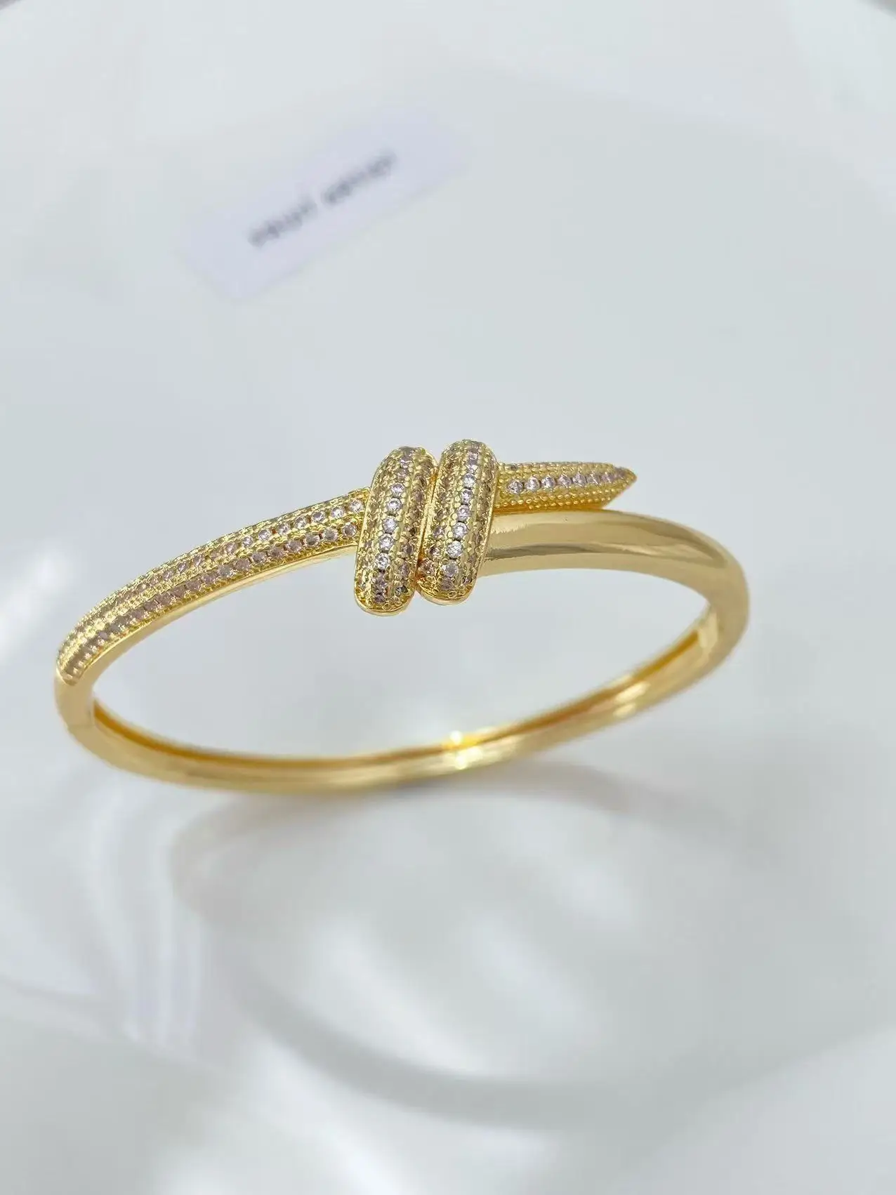 bracelet de mode européenne et américaine micro incrusté zircon double couche enveloppé personnalité petit bracelet torsion noué bracelet bracelet de mode européenne et américaine micro incrusté zircon double couche enveloppé personnalité petit bracelet torsion noué bracelet