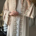 Abaya beige élégant de Dubaï pour femmes musulmanes – Intrument conçu avec une pièce de broderie multicolore dans la mode modeste islamique Abaya beige élégant de Dubaï pour femmes musulmanes – Intrument conçu avec une pièce de broderie multicolore dans la mode modeste islamique
