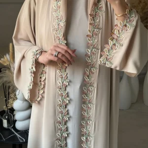 Abaya beige élégant de Dubaï pour femmes musulmanes – Intrument conçu avec une pièce de broderie multicolore dans la mode modeste islamique