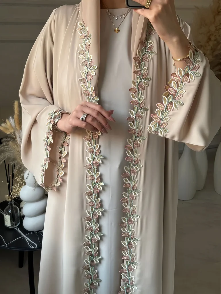 Abaya beige élégant de Dubaï pour femmes musulmanes – Intrument conçu avec une pièce de broderie multicolore dans la mode modeste islamique