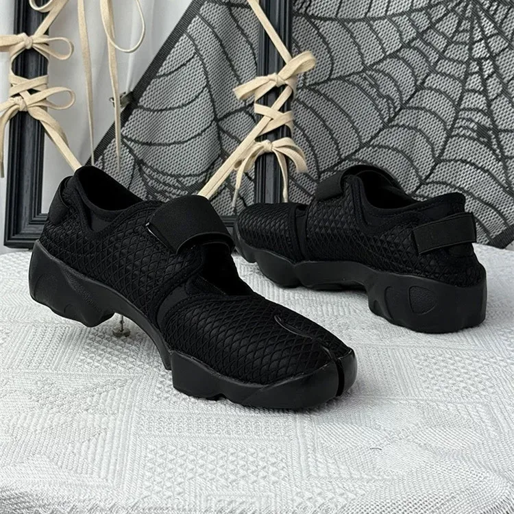 tabi chaussures nouvelle mode boucle de ceinture chaussures à bout fendu baskets dames en cuir chaussures plates mary jane décontracté pour les femmes 2026 tabi chaussures nouvelle mode boucle de ceinture chaussures à bout fendu baskets dames en cuir chaussures plates mary jane décontracté pour les femmes 2026