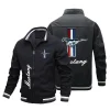 un manteau pour hommes avec un grand logo, doté d'une capuche amovible, un style à la mode et est un vêtement d'extérieur ample adapté au printemps