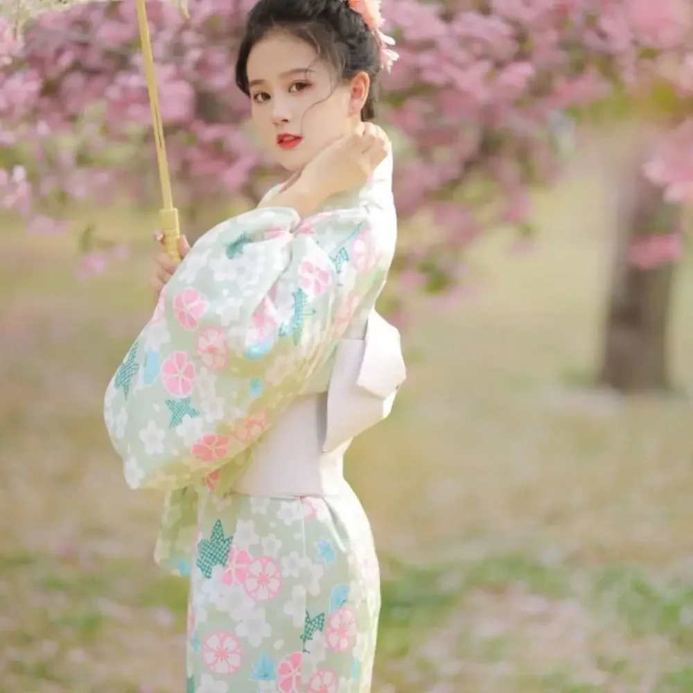 kimono japonais traditionnel imprimé floral, style japonais, robe kimono asiatique sakura pour fille, élégante, nouvelle collection kimono japonais traditionnel imprimé floral, style japonais, robe kimono asiatique sakura pour fille, élégante, nouvelle collection