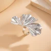 Bague feuille de Ginkgo pour femmes et hommes, classique, tendance, en métal plissé, personnalité, bijoux de fête Punk, nouvelle collection