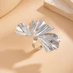 Bague feuille de Ginkgo pour femmes et hommes, classique, tendance, en métal plissé, personnalité, bijoux de fête Punk, nouvelle collection Bague feuille de Ginkgo pour femmes et hommes, classique, tendance, en métal plissé, personnalité, bijoux de fête Punk, nouvelle collection