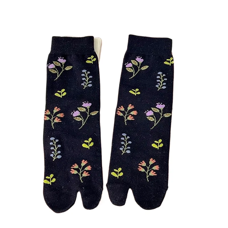 4 paires de chaussettes à tube central anti odeur à bout fendu pour femmes, jolies fleurs à deux orteils, simples, confortables et polyvalentes 4 paires de chaussettes à tube central anti odeur à bout fendu pour femmes, jolies fleurs à deux orteils, simples, confortables et polyvalentes