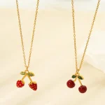 Collier à breloques en forme de fleur de cerisier, pendentif en acier inoxydable plaqué or 18 carats avec détails en émail rouge, bijoux étanches, cadeau pour fille Collier à breloques en forme de fleur de cerisier, pendentif en acier inoxydable plaqué or 18 carats avec détails en émail rouge, bijoux étanches, cadeau pour fille