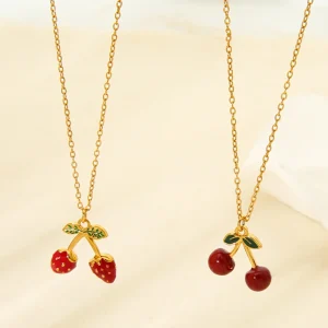 Collier à breloques en forme de fleur de cerisier, pendentif en acier inoxydable plaqué or 18 carats avec détails en émail rouge, bijoux étanches, cadeau pour fille
