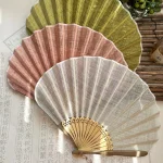 Éventail pliant en bambou en tissu de soie en forme de coquille rétro de Style japonais avec pendentif, éventails à main de mariage, os d’éventail incurvé de couleur unie Éventail pliant en bambou en tissu de soie en forme de coquille rétro de Style japonais avec pendentif, éventails à main de mariage, os d’éventail incurvé de couleur unie
