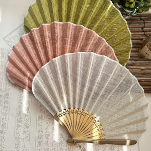 Éventail pliant en bambou en tissu de soie en forme de coquille rétro de Style japonais avec pendentif, éventails à main de mariage, os d’éventail incurvé de couleur unie Éventail pliant en bambou en tissu de soie en forme de coquille rétro de Style japonais avec pendentif, éventails à main de mariage, os d’éventail incurvé de couleur unie