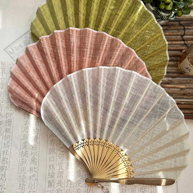 Éventail pliant en bambou en tissu de soie en forme de coquille rétro de Style japonais avec pendentif, éventails à main de mariage, os d’éventail incurvé de couleur unie Éventail pliant en bambou en tissu de soie en forme de coquille rétro de Style japonais avec pendentif, éventails à main de mariage, os d’éventail incurvé de couleur unie