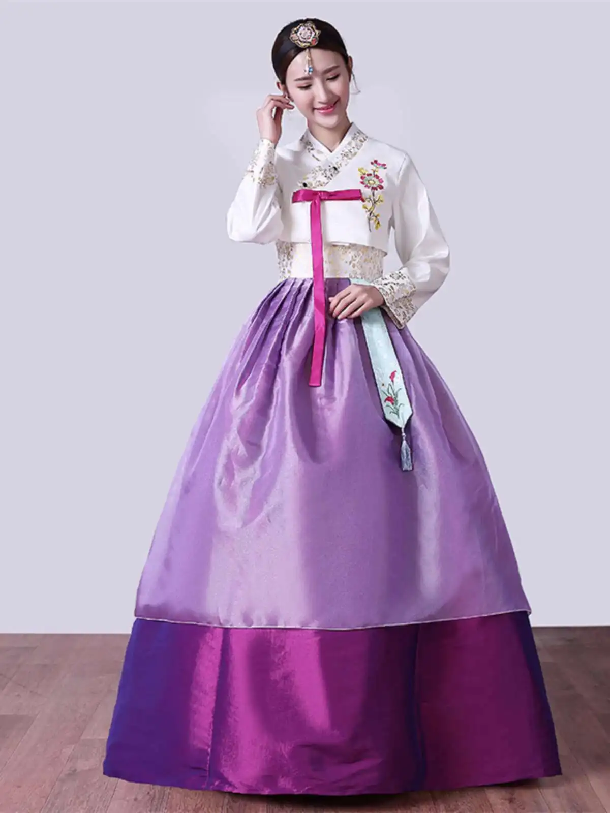Ensemble Hanbok de cour pour femmes, nouveau Style coréen, fleur brodée, robe de mariée coréenne, robe de danse de spectacle Ensemble Hanbok de cour pour femmes, nouveau Style coréen, fleur brodée, robe de mariée coréenne, robe de danse de spectacle