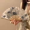 Éventail pliable à main portable, nouveaux accessoires de danse de style chinois, éventail à coque rétro pour femmes et hommes, éventail pliant en bois de bambou et de fleurs en soie