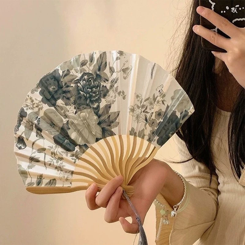 Éventail pliant en soie de style japonais chinois, éventail de mariage, cadeaux artistiques, éventail à main de danse, éventail de fleurs pliable en bambou vintage Éventail pliant en soie de style japonais chinois, éventail de mariage, cadeaux artistiques, éventail à main de danse, éventail de fleurs pliable en bambou vintage
