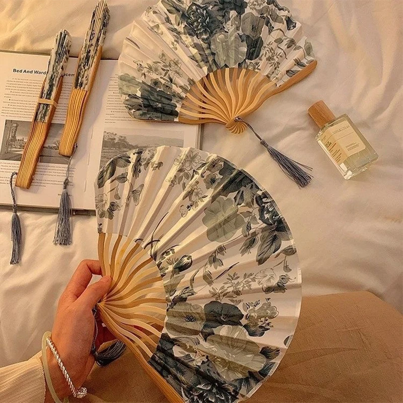 Éventail pliant en soie de style japonais chinois, éventail de mariage, cadeaux artistiques, éventail à main de danse, éventail de fleurs pliable en bambou vintage Éventail pliant en soie de style japonais chinois, éventail de mariage, cadeaux artistiques, éventail à main de danse, éventail de fleurs pliable en bambou vintage