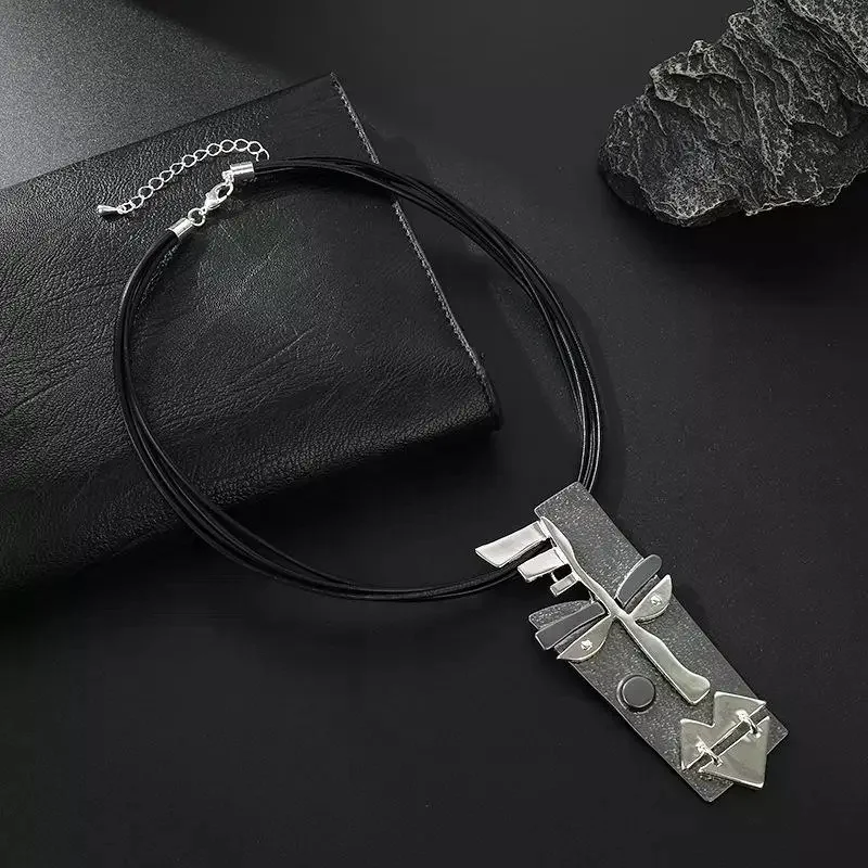 collier court noir avec pendentif masque vintage, bijoux de déclaration gothiques ; collier court noir avec pendentif masque vintage, bijoux de déclaration gothiques ;
