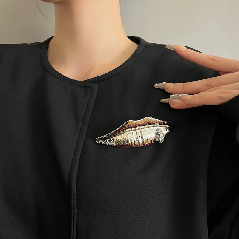 broche en forme de lèvre pour femmes, bijoux à la mode, design européen et américain, cadeaux de fête, accessoires exagérés, nouvelle tendance broche en forme de lèvre pour femmes, bijoux à la mode, design européen et américain, cadeaux de fête, accessoires exagérés, nouvelle tendance