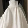 ce tissu en satin jacquard blanc en relief est une veste à carreaux rétro créative tridimensionnelle, une jupe, un sac de bricolage, un tissu de créateur