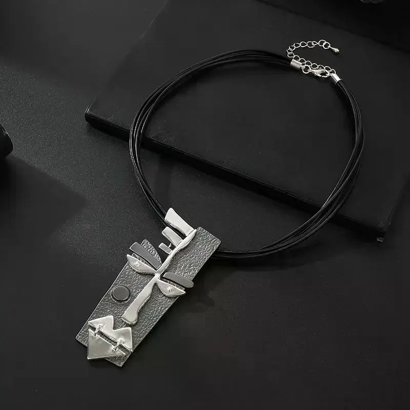 collier court noir avec pendentif masque vintage, bijoux de déclaration gothiques ; collier court noir avec pendentif masque vintage, bijoux de déclaration gothiques ;