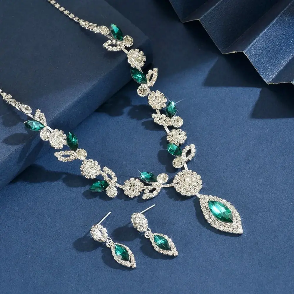 ensemble de trois pièces collier et boucles d'oreilles en cristal, chaîne de clavicule à franges en losange, bijoux de luxe exagérés en strass légers ensemble de trois pièces collier et boucles d'oreilles en cristal, chaîne de clavicule à franges en losange, bijoux de luxe exagérés en strass légers
