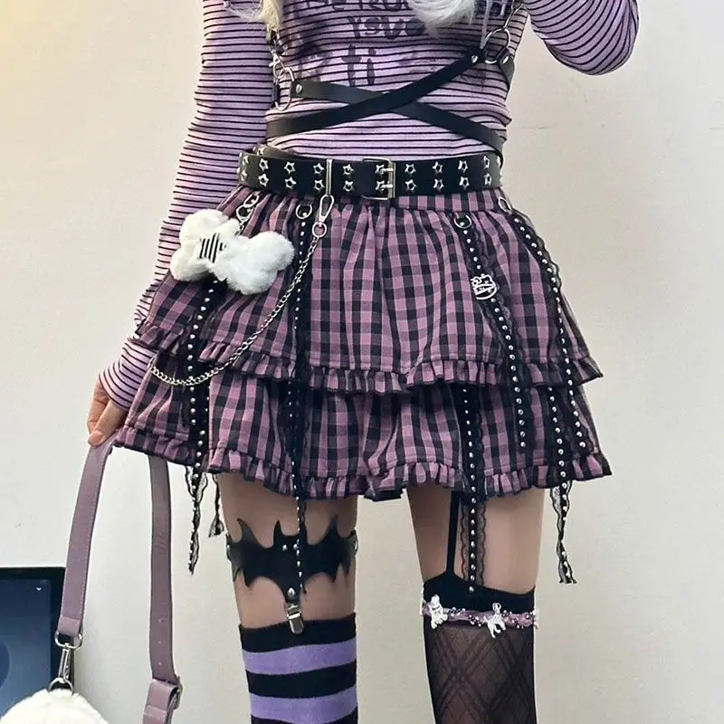 ensemble deux pièces gothique japonais harajuku y2k pour femmes, sweat à capuche rayé à épaules dénudées + jupes à gâteau à carreaux punk, ensemble de sous culture pour fille chaude ensemble deux pièces gothique japonais harajuku y2k pour femmes, sweat à capuche rayé à épaules dénudées + jupes à gâteau à carreaux punk, ensemble de sous culture pour fille chaude