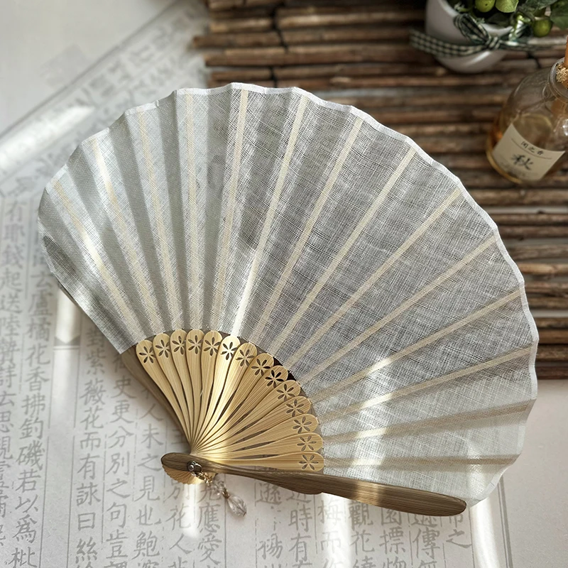 Éventail pliant en bambou en tissu de soie en forme de coquille rétro de style japonais avec pendentif, éventails à main de mariage, os d'éventail incurvé de couleur unie Éventail pliant en bambou en tissu de soie en forme de coquille rétro de style japonais avec pendentif, éventails à main de mariage, os d'éventail incurvé de couleur unie
