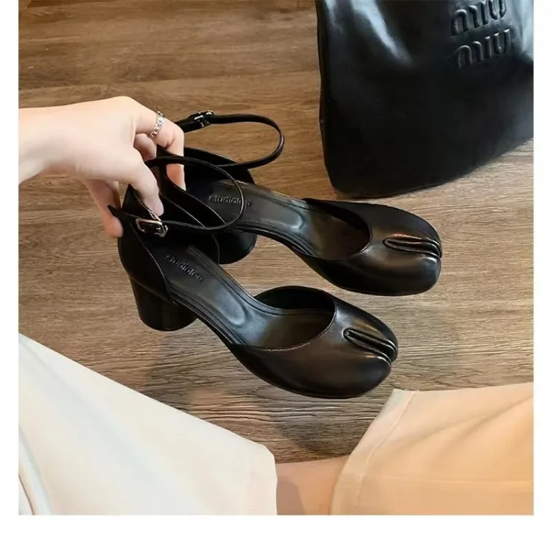 mode tabi ninja chaussures femmes bout fendu peu profond talon épais sandales simple mi talon mary janes chaussures femmes pompes mode tabi ninja chaussures femmes bout fendu peu profond talon épais sandales simple mi talon mary janes chaussures femmes pompes