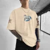 t shirt surdimensionné en coton kaki demon slayer akaza, imprimé au dos, cheveux violets, pose de combat, éclaboussures d'encre, manches kanji, texte, tenue décontracté