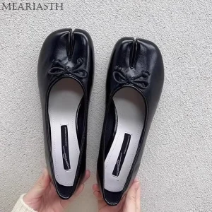 Tabi chaussures Ballet Falts ballerine en cuir chaussures pour femmes bout fendu chaussures plates Tabi sans lacet mocassins à fond souple avec nœud Tabi chaussures Ballet Falts ballerine en cuir chaussures pour femmes bout fendu chaussures plates Tabi sans lacet mocassins à fond souple avec nœud