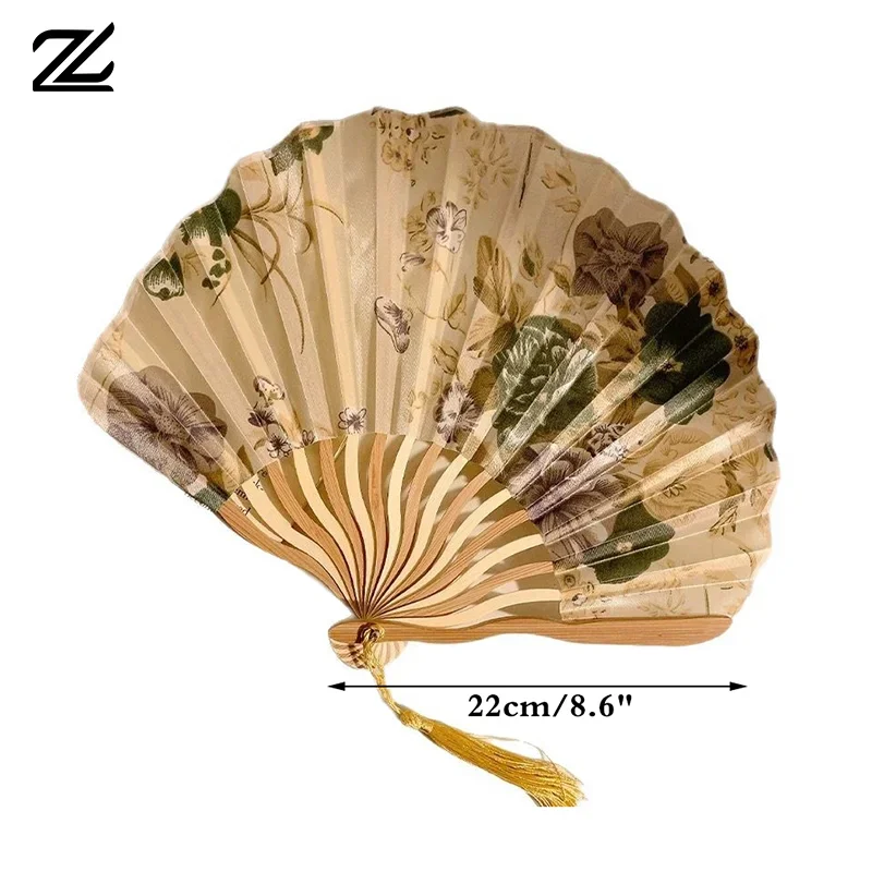 Éventail pliable à main portable, nouveaux accessoires de danse de style chinois, éventail à coque rétro pour femmes et hommes, éventail pliant en bois de bambou et de fleurs en soie Éventail pliable à main portable, nouveaux accessoires de danse de style chinois, éventail à coque rétro pour femmes et hommes, éventail pliant en bois de bambou et de fleurs en soie